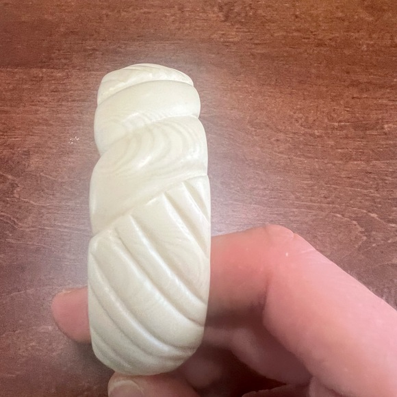 Vintage Plastic Ivory Bangle Bracelet, EUC - Picture 4 of 6